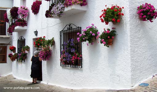 fotos Bubión vecina y casa con flores