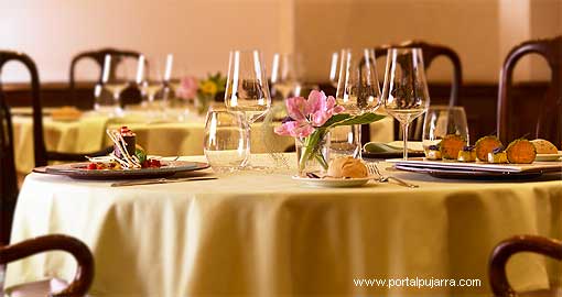 curso hostelería mesa restaurante Alpujarra