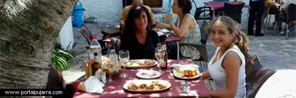 Comiendo en la terraza en La Alpujarra