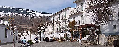 casas de alojamiento rural en la plaza de Capileira en la Alpujarra